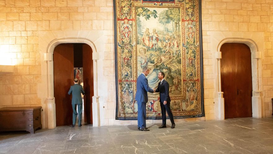 El Rey de España, Felipe VI, junto al presidente del Consell de Mallorca, Llorenç Galmés