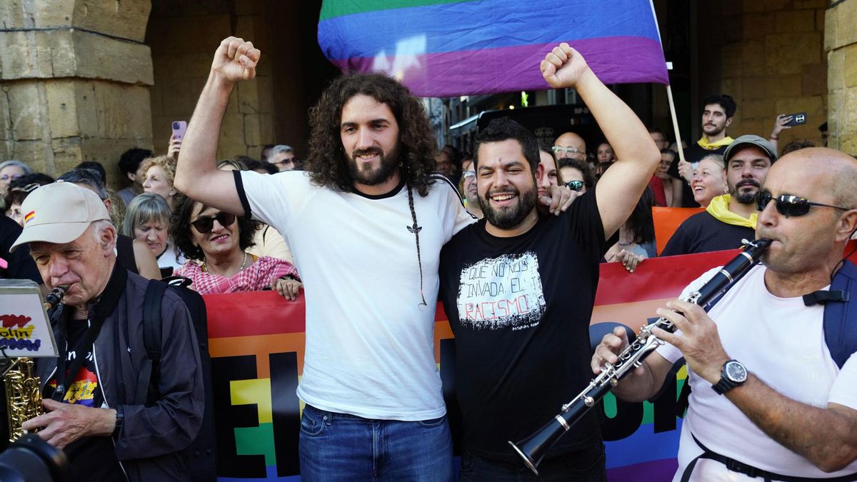 Rubén Rosón y Jorge Fernández en la concentración frente el Ayuntamiento de Oviedo
