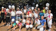 Grupo de 'Pulseras blancas' compartiendo recuerdos en la finca de Osorio.
