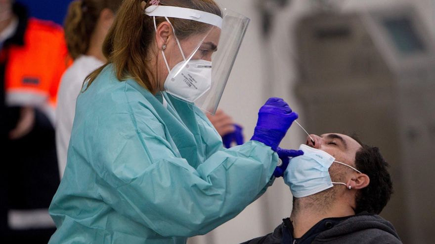 Una sanitaria realiza una prueba para detectar el coronavirus.