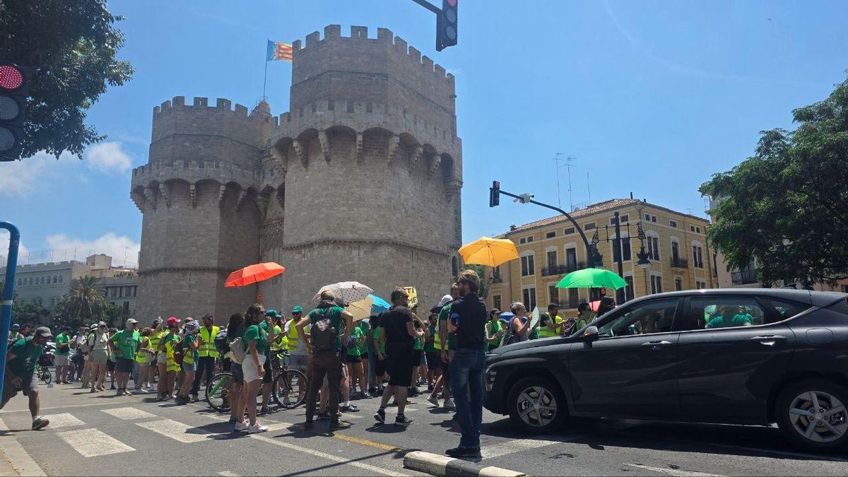 El profesorado mantiene las protestas en València por la huelga y realiza un escrache a Pérez Llorca en Alicante