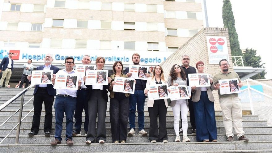 Los diputados de los partidos de izquierdas este lunes frente al Hospital Gregorio Marañón de Madrid, donde está ingresada Maricarmen.