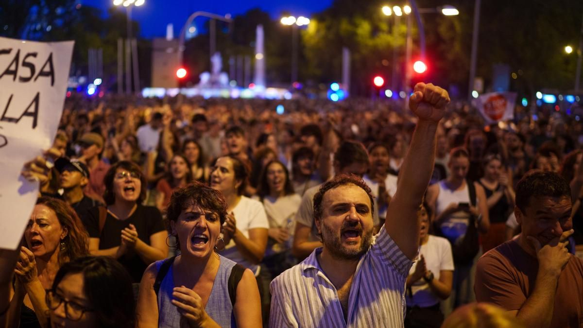Miles de personas durante una manifestación para denunciar el desahucio de Maricarmen Abascal, a 26 de septiembre de 2026, en Madrid.