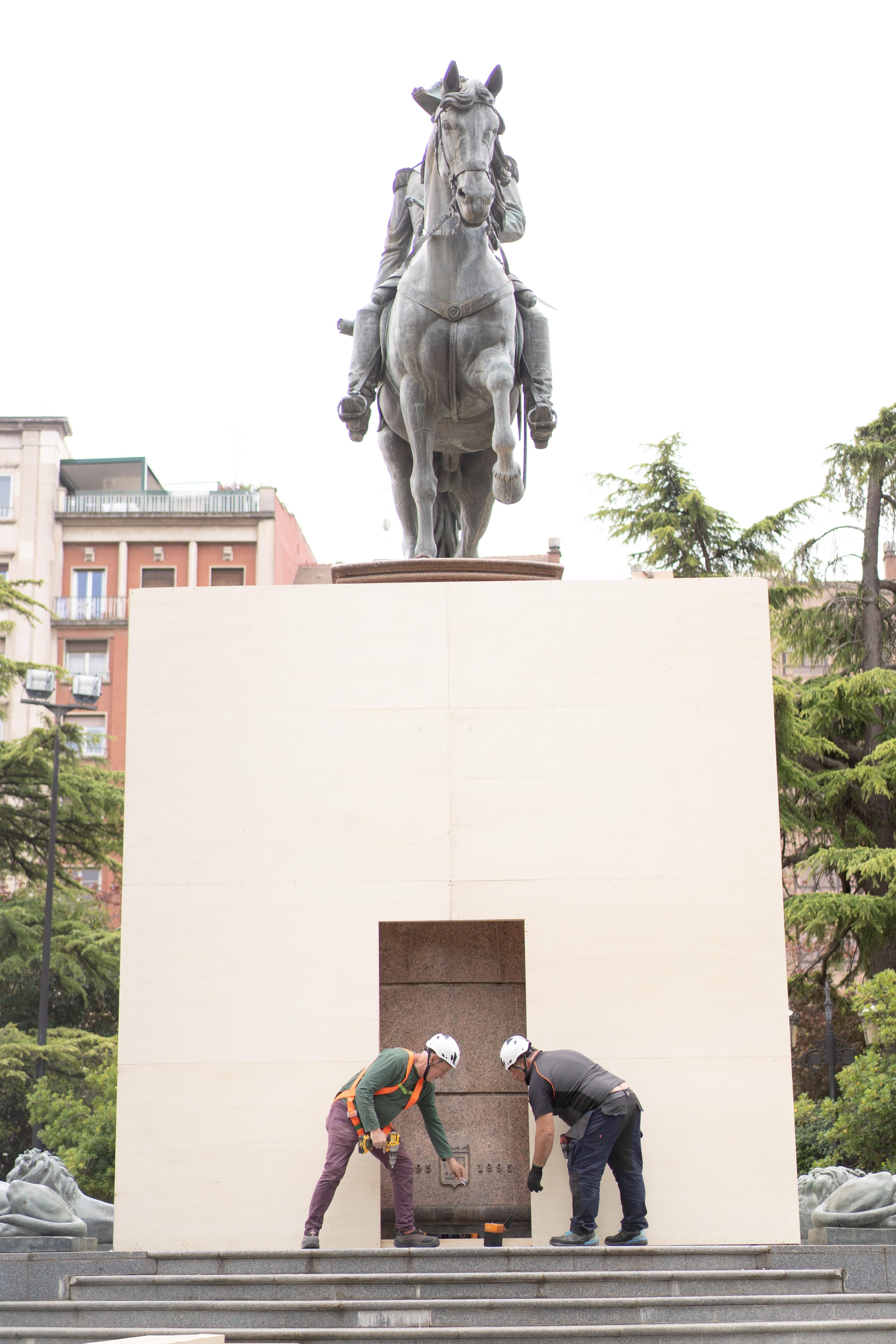 Monumento Público, de Willem de Haan, propone sustituir el pedestal del monumento por una ‘Casita a Espartero’, una humilde vivienda particular.