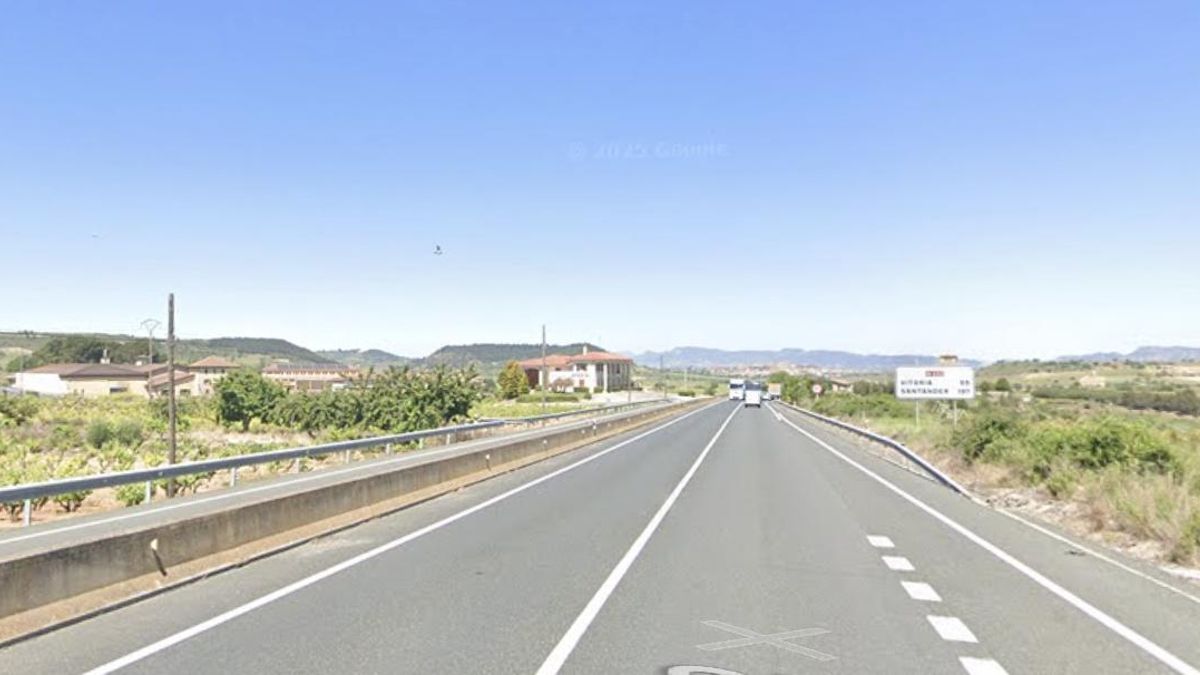 El desprendimiento del techo de un camión obliga a cortar la N-232 en San Asensio en ambos sentidos