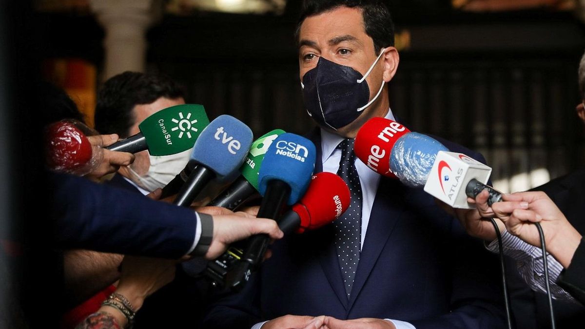 El presidente de la Junta de Andalucía, Juanma Moreno, este lunes durante su atención a los medios de comunicación.