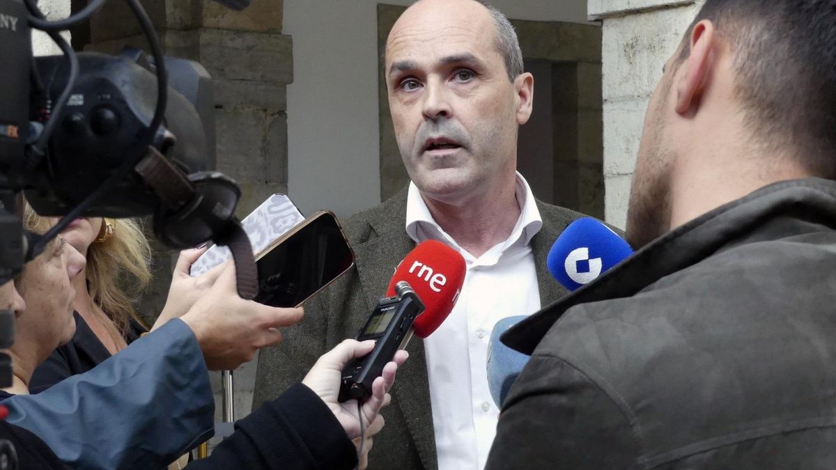 El coordinador general del PP de Cantabria y portavoz del Grupo Parlamentario Popular, Juan José Alonso, realiza declaraciones a los medios de comunicación.