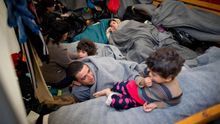 Refugiados descansan en el campamento de Idomeni, en la frontera entre Grecia y Macedonia, este marzo de 2016.