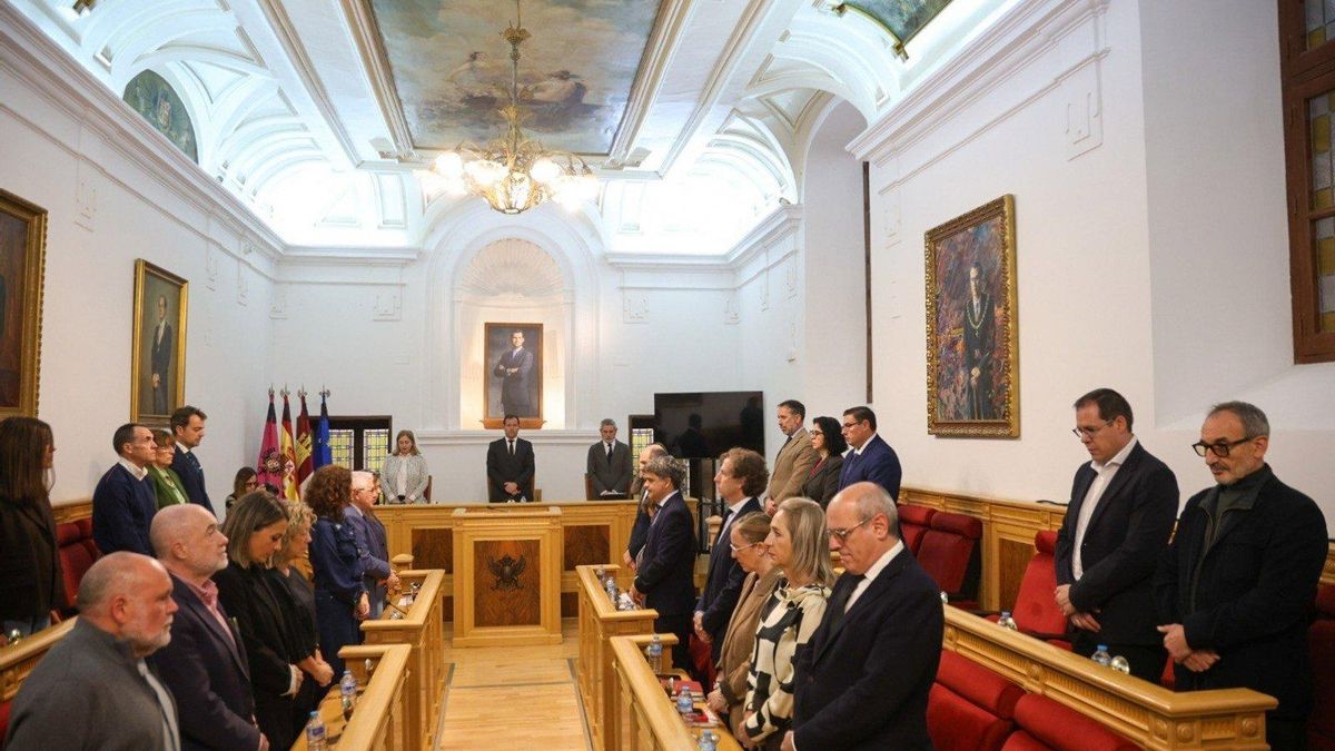 Minuto de silencio en el pleno de Toledo