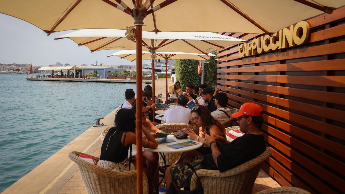 El Capuccino es uno de los cafés y restaurantes con vistas privilegiadas a la ciudad de Eivissa y con elevados precios que hay en Botafoch, con clientes principalmente italianos