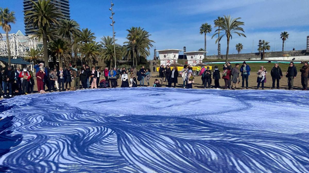 Despliegue de la lona con el retrato de Hind Rajab, este jueves en Barcelona