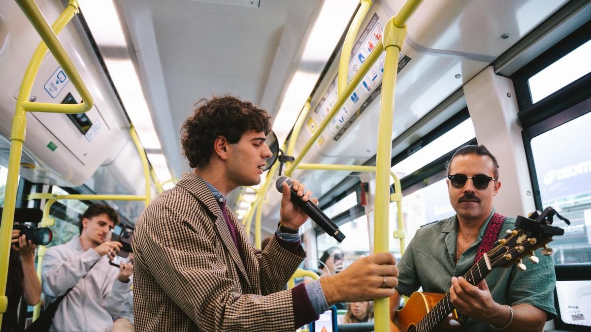 Inazio actúa por sorpresa en un bus urbano de Madrid: “Me parece un planazo”