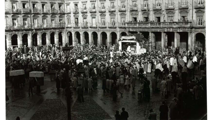 Los Reyes Magos junto a una multitud de personas en la Plaza de España de Vitoria en 1952