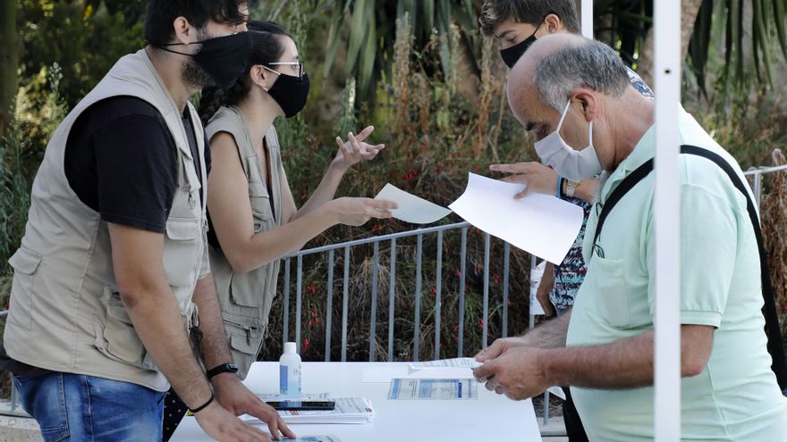 Colas en Barcelona en el primer día de PCR masivos en el barrio de Torre Baró