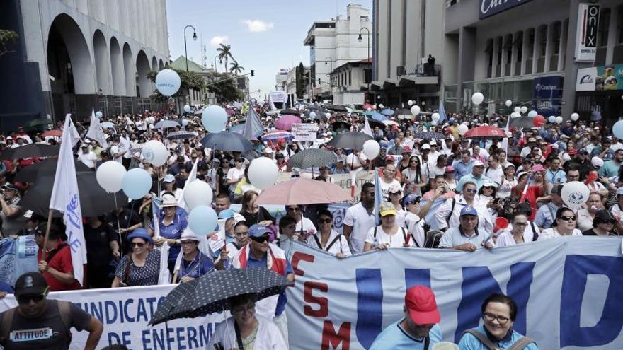 Miles de empleados del sector salud participan en una huelga este jueves, en San José (Costa Rica).