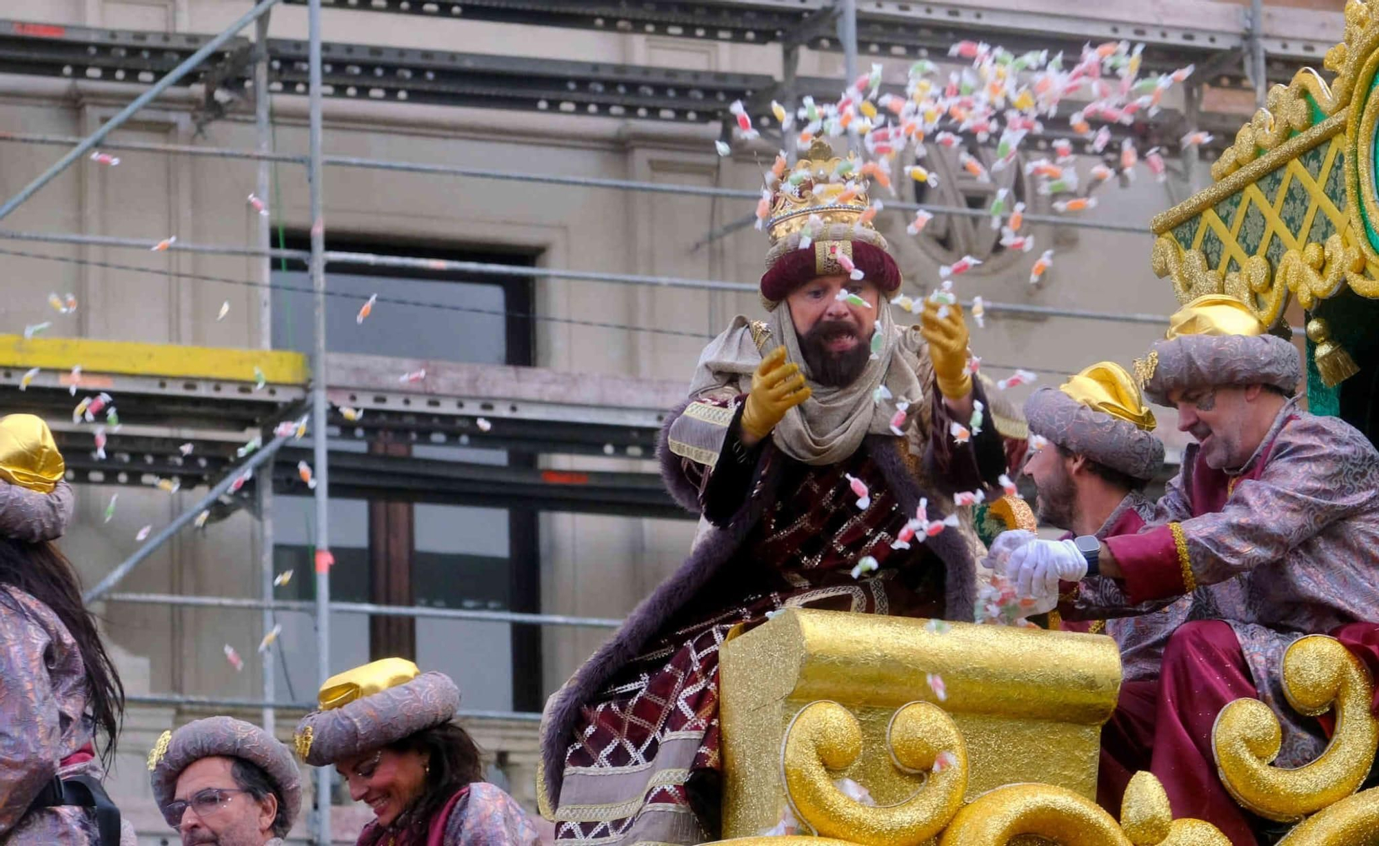 Gaspar (Juan Ignacio Zafra) lanza una lluvia de caramelos