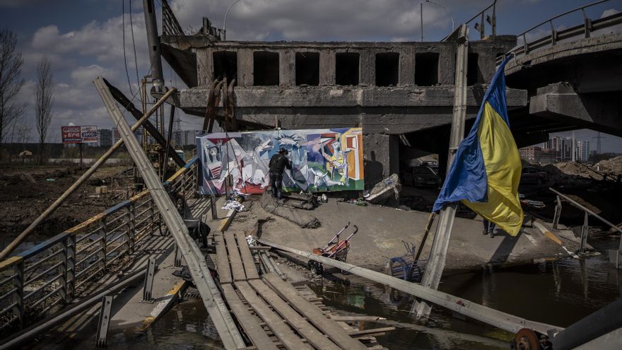 El 'Guernica' mexicano que cuelga del puente de Irpin contra la guerra en Ucrania