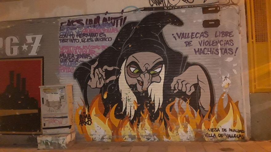 Fachada lateral del CEIP Honduras, pintada en 2018 por la Mesa de Igualdad de Villa de Vallecas.