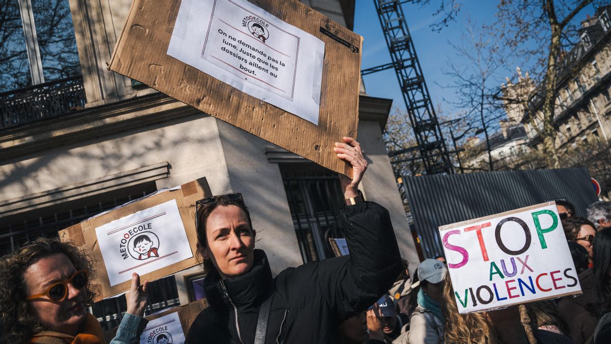 Varias madres sostienen carteles con el lema 'MeTooEcole' para denunciar el escándalo de abusos durante una protesta en París el pasado 21 de marzo