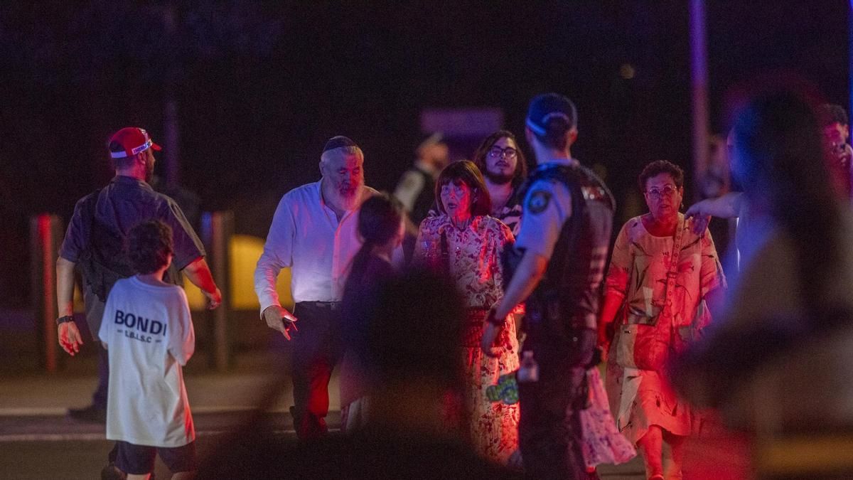 Un oficial de policía observa a la gente que desaloja la playa de Bondi en Sídney, el 14 de diciembre de 2025