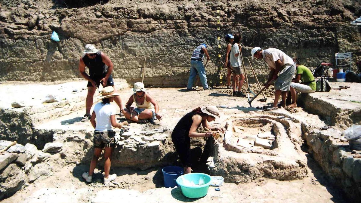 Los habitantes trasladaban sus viviendas a zonas más estables tras los terremotos, manteniendo siempre el vínculo con el lugar mediante una adaptación constante a los cambios