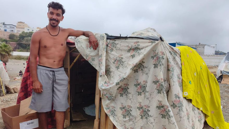 Hamza, marroquí que entró el 30 de julio a Ceuta, junto a la cabaña donde vive a la intemperie en una playa de la ciudad autónoma desde hace un mes.