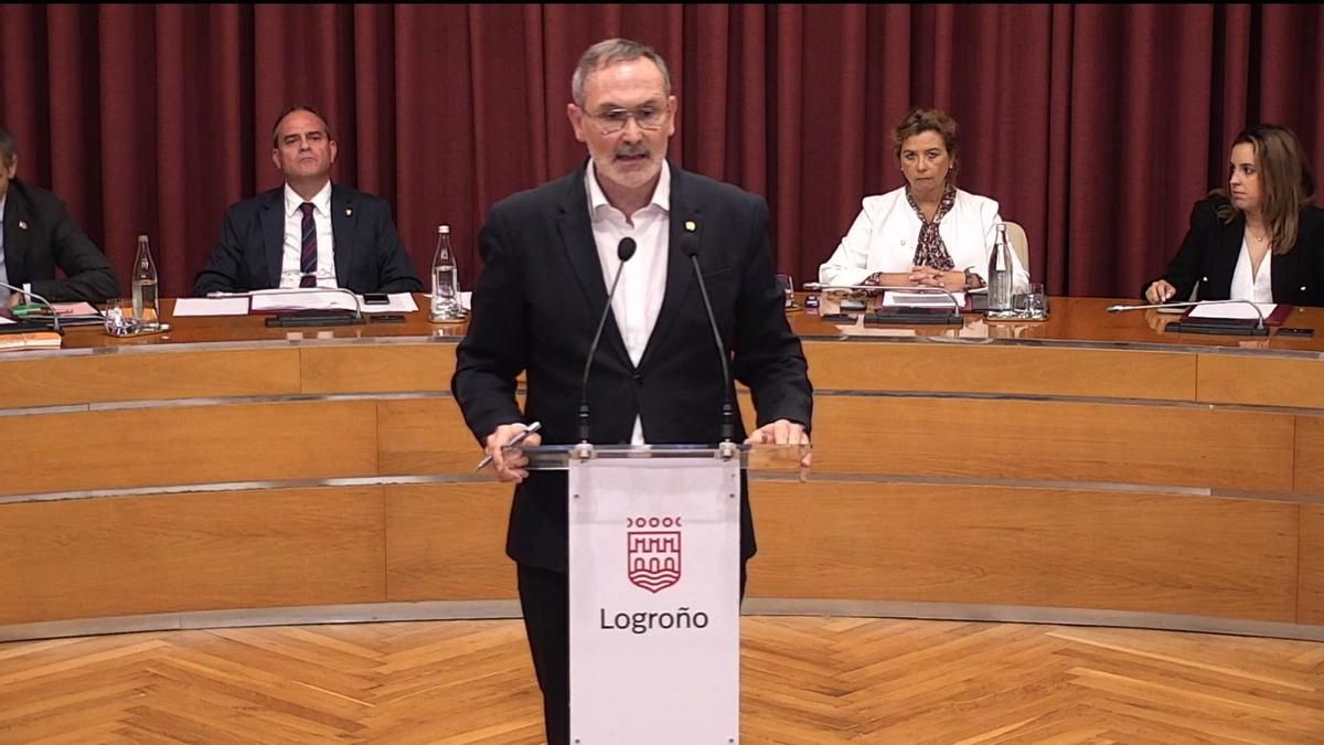 Antoñanzas tilda a Escobar de "líder del sector del humo" y le afea el "déficit de promesas cumplidas" en vivienda y gestión municipal