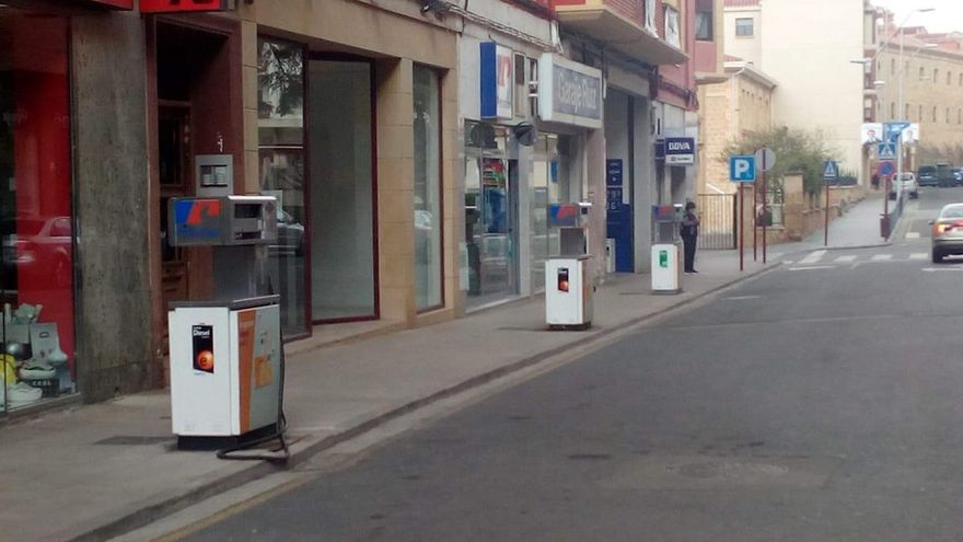 Los vecinos de Haro insisten y entregan casi 1.600 firmas para sacar la Gasolinera del centro