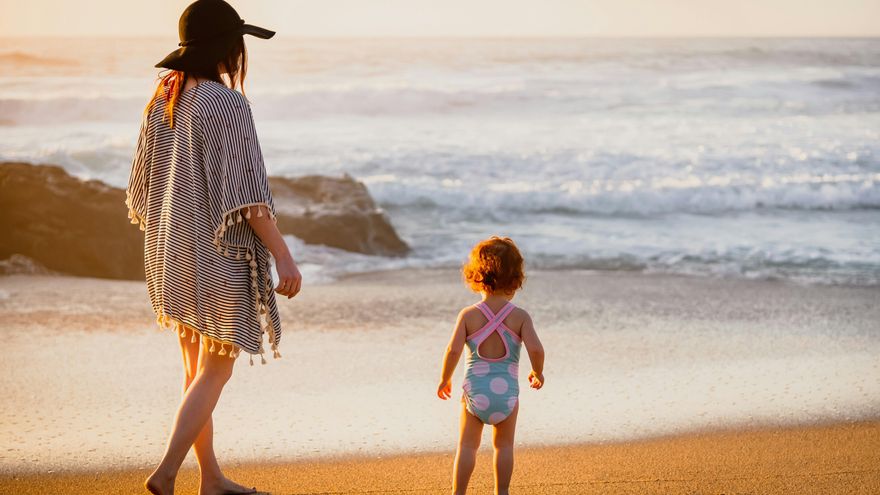 Las recomendaciones de una pediatra para el primer verano con tu bebé: "Es importante que no le dé el sol directamente"