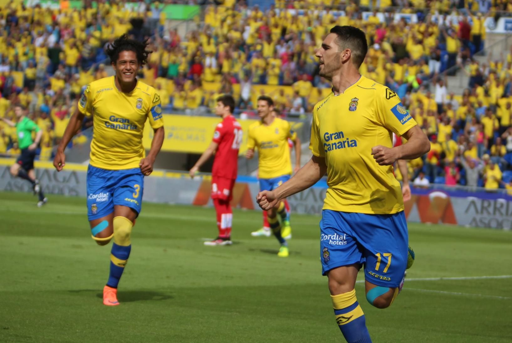 Imagen del encuentro entre la UD Las Palmas y el Sporting de Gijón en el estadio de Gran Canaria. (Alejandro Ramos).