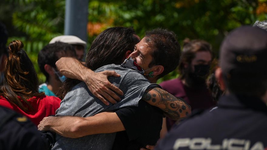Participantes en la protesta se abrazan unos momentos antes de ser detenidos