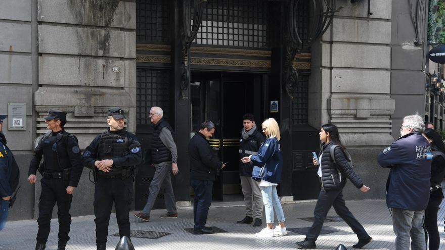 Tras una semana de furia, y en medio de controles oficiales, el dólar blue bajó de $1.100 a $980