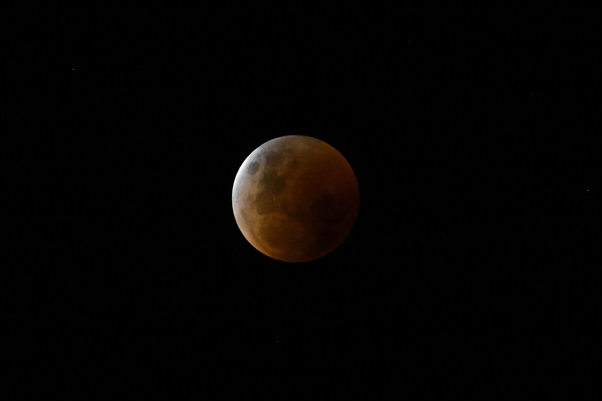 La Luna, teñida de rojo en la noche de Sidney.