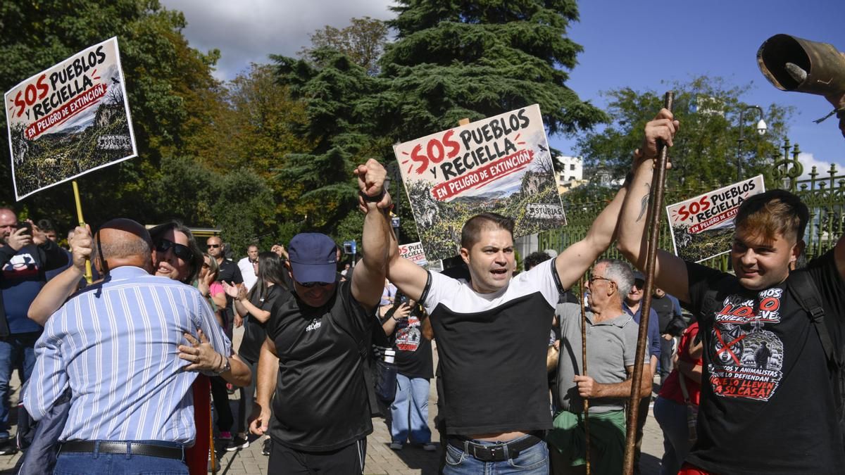 Cientos de ganaderos protestan en Oviedo por los ataques del lobo