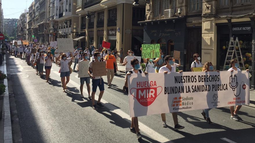 Manifestación de los MIR en la calle de la Paz de València.