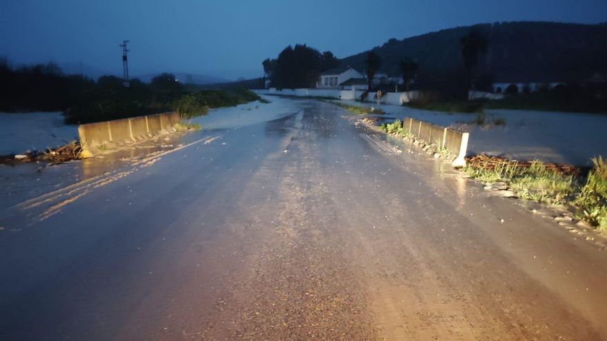 Andalucía supera las 590 incidencias desde el inicio de la dana que deja varias carreteras inundadas