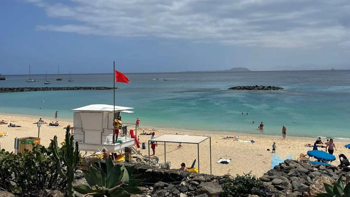 Yaiza prohíbe el baño en una de sus playas por contaminación bacteriana