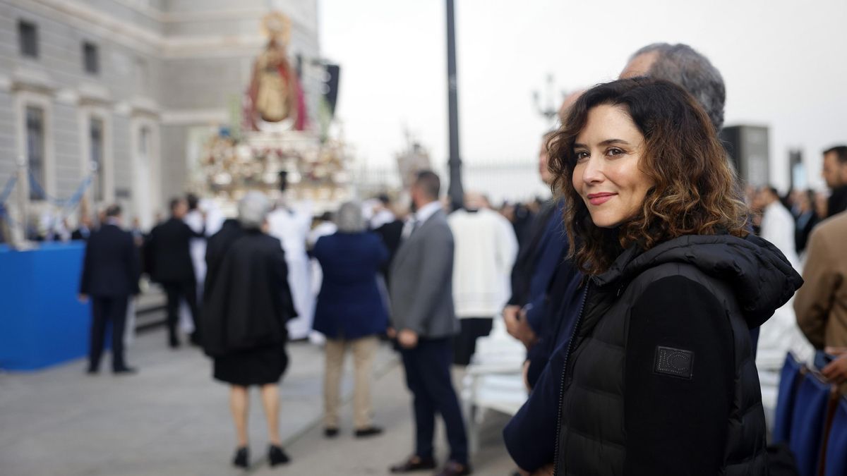 Ayuso abandona en ambulancia la misa de la Almudena por una "leve indisposición"