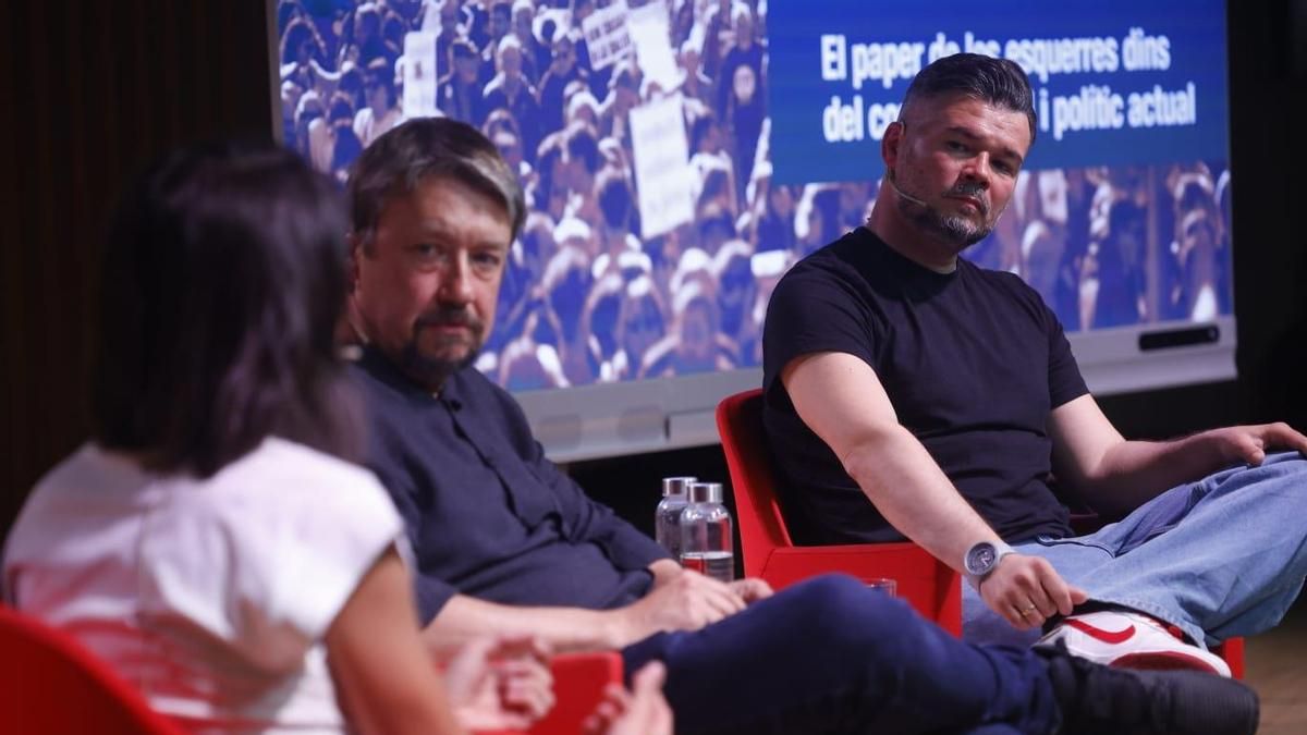 El portavoz de ERC en el Congreso, Gabriel Rufián, observa a la número dos de Podemos, Irene Montero, el pasado jueves.