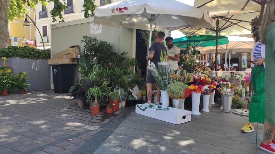 Caseta provisional a la que ha sido trasladado uno de los floristas cuyo quiosco está siendo restaurado