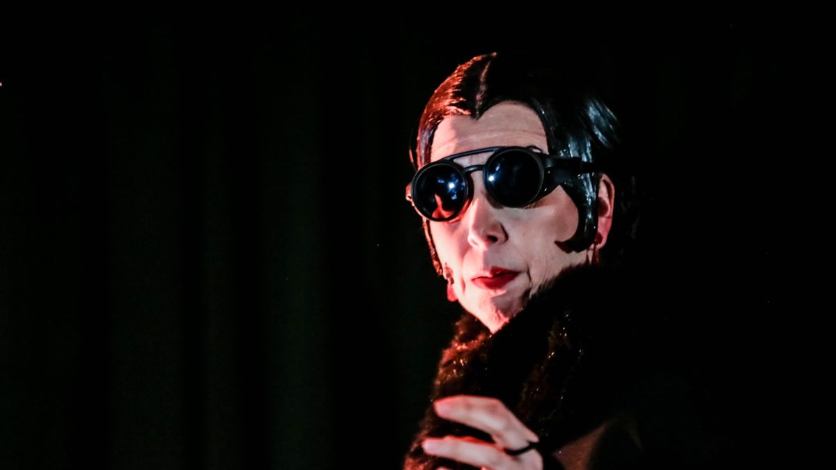 La vampira Estrellita protegiéndose de la luz solar.