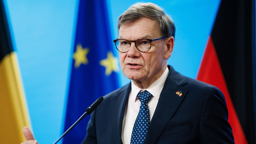 El ministro de Asuntos Exteriores alemán, Johann Wadephul, hace un gesto durante una conferencia de prensa conjunta con el ministro de Asuntos Exteriores de Bélgica en el Ministerio de Asuntos Exteriores en Berlín, Alemania, el 25 de febrero de 2026. Los ministros de Asuntos Exteriores de Alemania y Bélgica se reunieron para conversar.