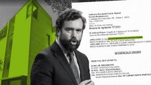 El dirigente de Vox Iván Espinosa de los Monteros con una imagen de su casa y la sentencia.