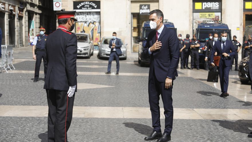 El mayor de los Mossos d'Esquadra, Josep Lluís Trapero (i), recibe al presidente del Gobierno, Pedro Sánchez, en el Palau de la Generalitat