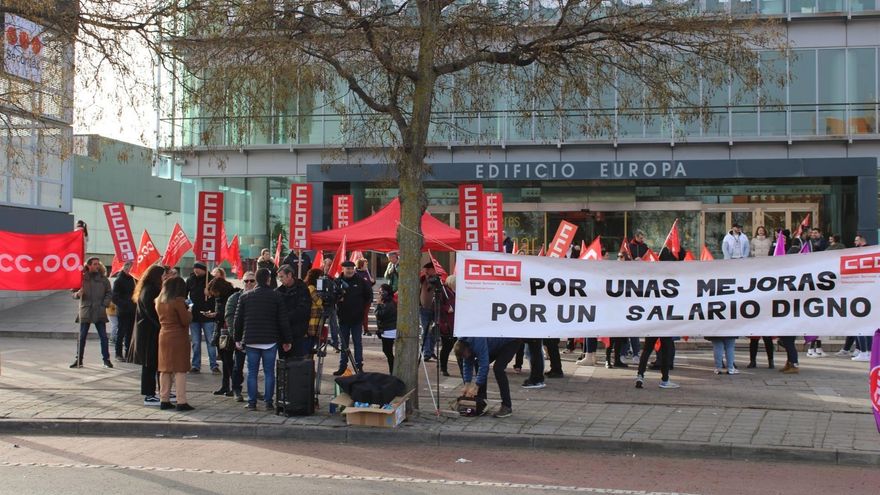 El mayor 'call center' de Castilla-La Mancha va a la huelga porque el "grueso" del personal no llega al salario mínimo, según CCOO