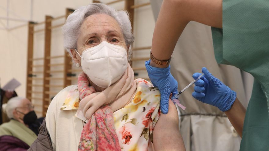 Extremadura, la tercera comunidad con más mayores de 60 años vacunados, el 93,5%
