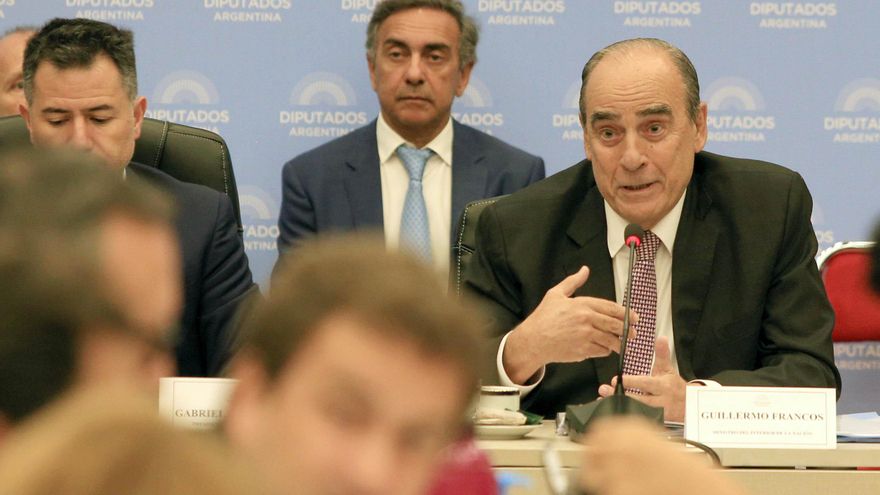 Ley ómnibus: tras un día caliente, sigue el desfile de funcionarios mientras se negocian cambios al texto y votos