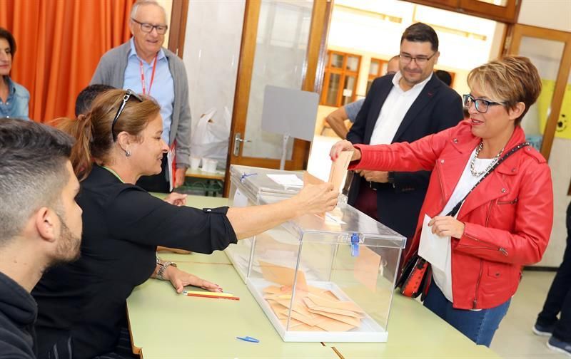 La candidata del PSOE al Congreso por Las Palmas, Elena Máñez, vota este 10N.