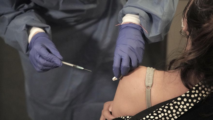 Archivo - Una profesional sanitaria del sector privado recibe la vacuna contra la COVID-19 en Euskadi