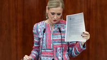 La presidenta madrileña, Cristina Cifuentes, muestra la carta del profesor Pablo Chico